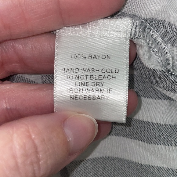 Mittoshop Women’s Flowy Short-Sleeve Button Down Blouse, Size L - Picture 5 of 7